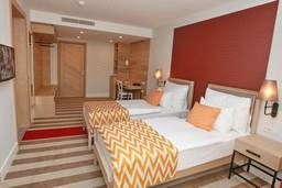 Lobby des Hotels Budva mit stilvollem Design