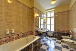 Suite im Curie Spa Resort mit eleganter Einrichtung