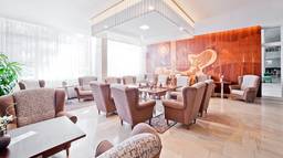 Lobby des Hotels Smaragd mit eleganter Einrichtung