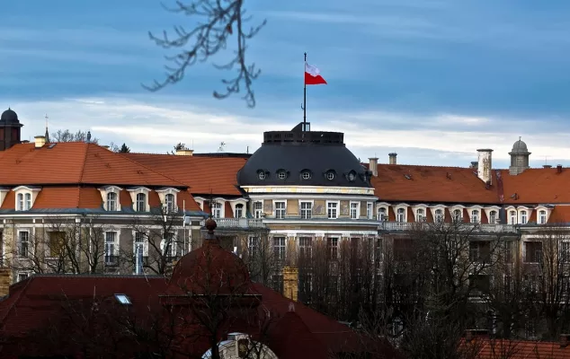 braunes Gebäude mit rotem Dach in Polen