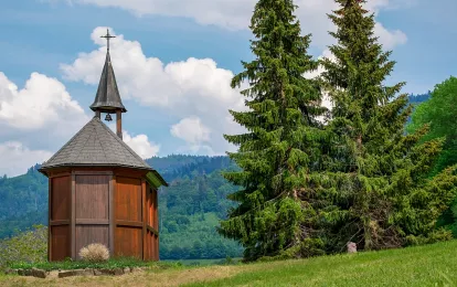 Holzkapelle im Wald