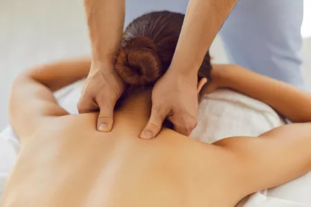 Ein Mädchen erhält eine Akupressur-Massage auf einer Massagecouch in einem Kurort.