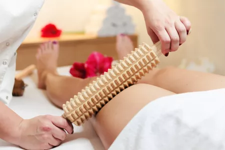 Frau erhält Anti-Cellulite-Massage mit rollendem Pin im Spa