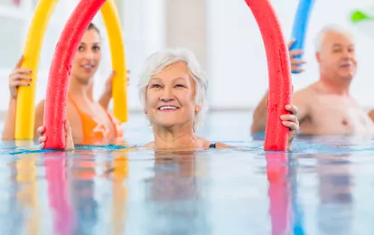 senioren aquafitness schwimmbad poolnudel