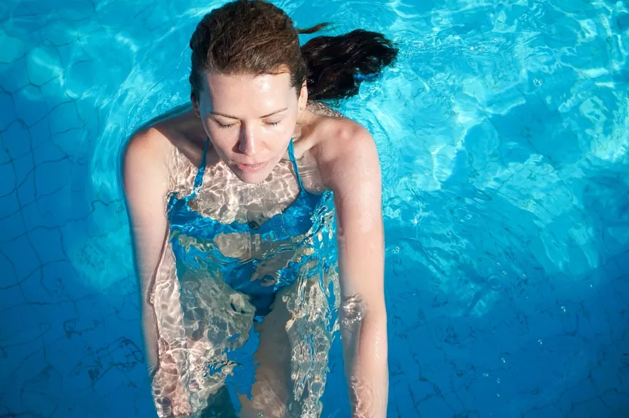 Frau in einem Schwimmbad