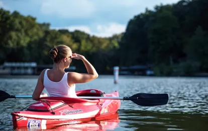 Frau im Kanu auf dem See