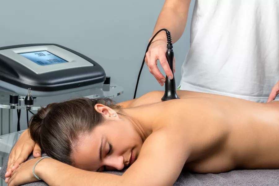 therapie junge frau interferential elektrotherapie