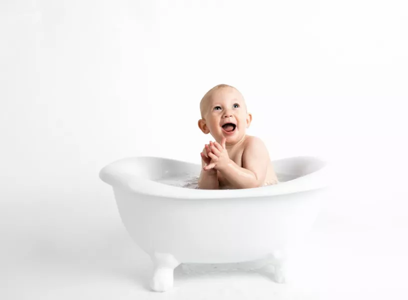 Baby in der Badewanne