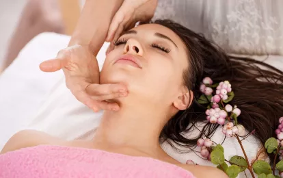 Frau bei einer Massage