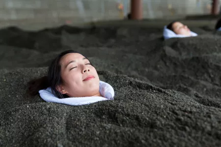 Frauen genießen heißes Sandbad