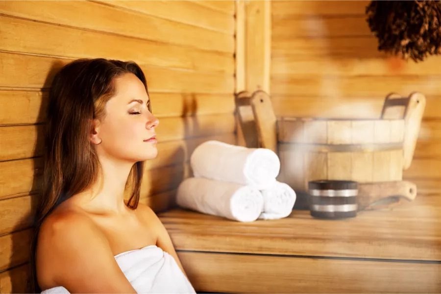 Frau-sauna-wellness-kur