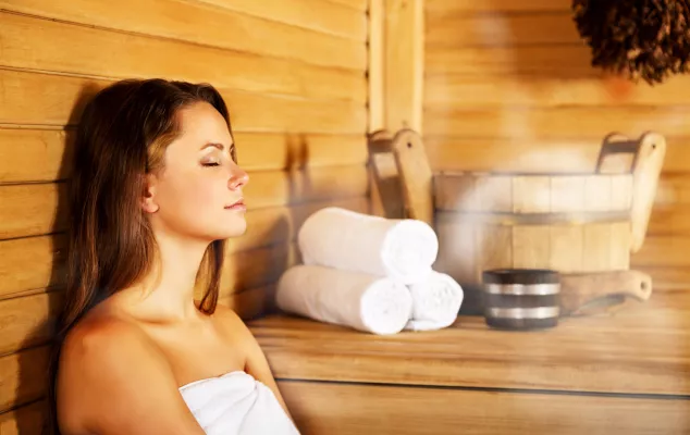 frau sauna wellness kur