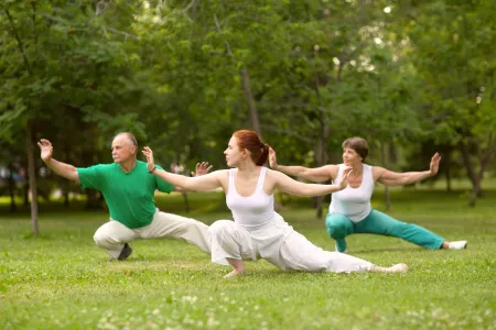 Gruppe von Menschen üben Tai Chi Chuan in einem Park