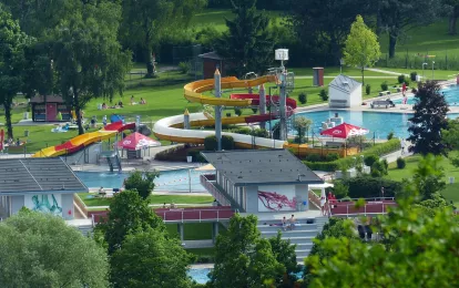 Wasserrutschen in einem Wasserpark