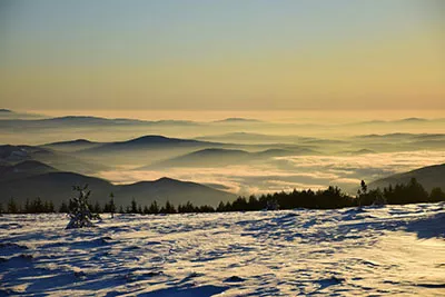 Morgendämmerung in den Bergen Bulgariens