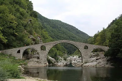 Teufelsbrücke am Fluss Arda, Bulgarien, erbaut im 16. Jahrhundert.