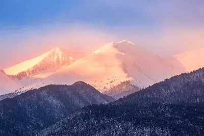 Bulgarien Reise Winterlandschaft Panorama der schneebedeckten Pirin-Berggipfel bei Sonnenaufgang