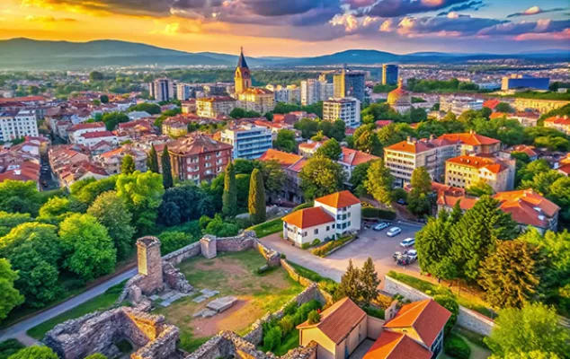 Das lebendige Stadtbild von Stara Zagora, Bulgarien, präsentiert antike Ruinen, historische Wahrzeichen und blühende kulturelle Attraktionen vor der atemberaubenden Kulisse der Thrakischen Ebene