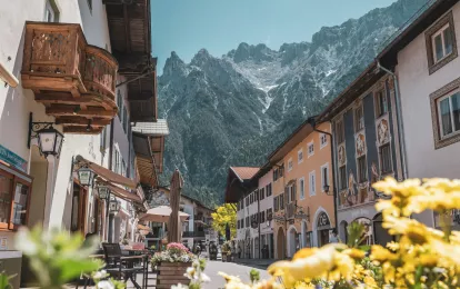 Berge vor der Kulisse der Häuser