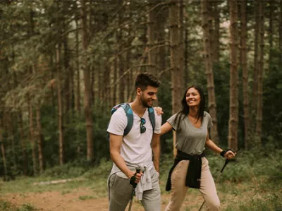 Menschen, die im Wald spazieren gehen