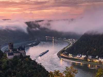 St. Goarshausen, Loreley, Rheinland-Pfalz, Deutschland, Sonnenaufgang ueber der Loreley im Morgennebel, im Vordergrund Burg Katz