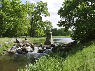 Künstlicher Wasserfall im Fürst Pückler Park Bad Muskau