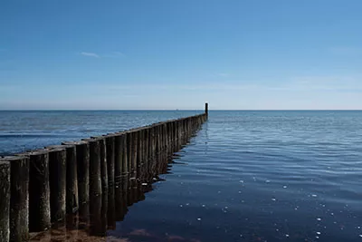 Hölzerner Wellenbrecher in ruhiger Ostsee