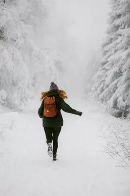 Frau läuft im Schnee