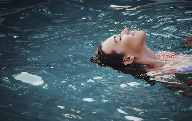 Frau schwimmt im Pool