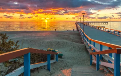 Farbvoller Sonnenuntergang an einem berühmten Seeufer im Ostseebad in Palanga, Litauen.