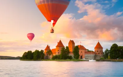 Landschaft mit roter Ziegelburg auf der Insel und Flugballon in Trakai, Litauen