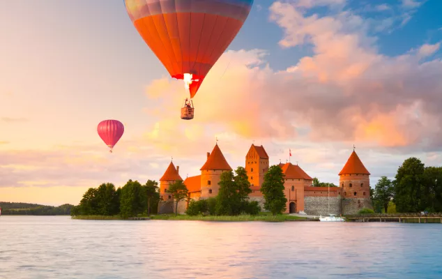 Landschaft mit roter Ziegelburg auf der Insel und Flugballon in Trakai, Litauen