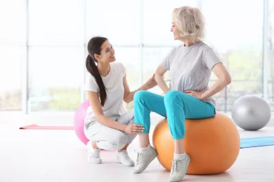 Physiotherapeut bei älteren Patienten