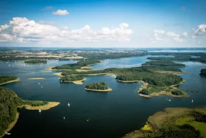 Luftsicht auf grüne Inseln und Wolken über dem Masurischen Seenbezirk in Polen.