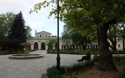 Historischer Kurpark und Gassen mit Springbrunnen und Bänken vor dem berühmten Marconi Spa in Busko-Zdrój