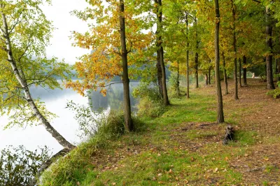 Der Rejow-See in herbstlicher Kulisse. Skarzysko in Świętokrzyskie, Polen.