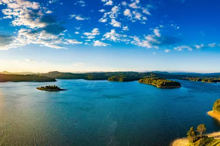 Blick auf den Solinskie See im Bieszczady-Gebirge während des Sonnenaufgangs