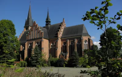 Kirche und Bäume in Polen