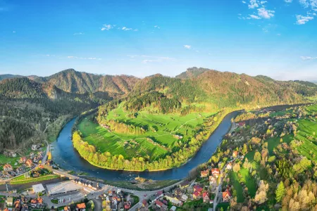 Panoramablick auf den Dunajec-Fluss und das Sokolica-Gebirge von Szczawnica, Pieniny, Polen