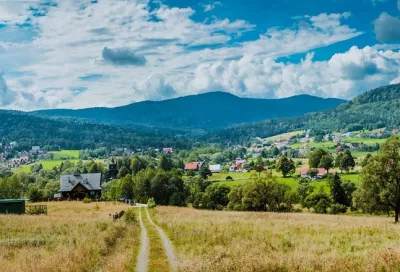 Straße, Wälder, Berge in Polen