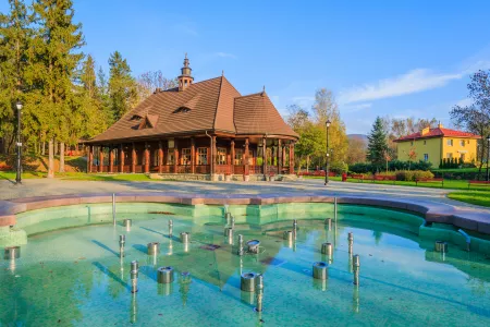 Herbstlicher Park mit Springbrunnen in Wysowa Zdrój, Beskid Niski-Gebirge, Polen