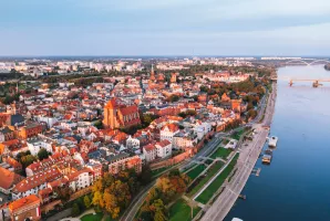 Die Altstadt von Torun mit Blick auf die Weichsel in Polen.