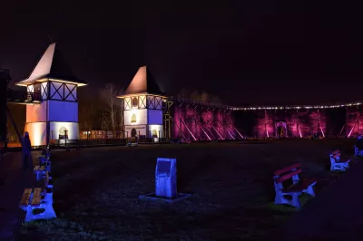 Rote und blaue Lichter in Inowrocław bei Nacht