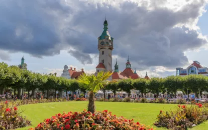 Grüner Park und alter Leuchtturm in Sopot