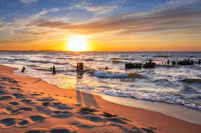 Sonnenuntergang am Strand an der Ostsee in Polen
