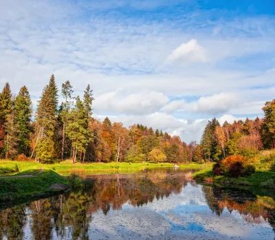 Herbstliche Szenerie am See in Polczyn Zdroj, Polen