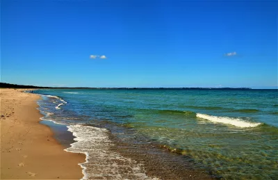 Blaues Meer und Sandstrand am Tag