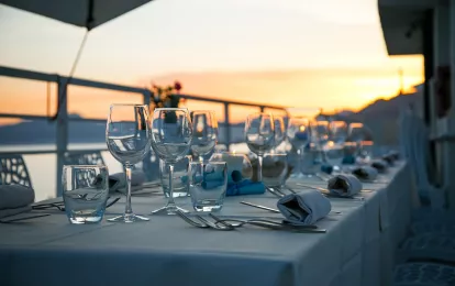 Restaurant am Meer bei Sonnenuntergang