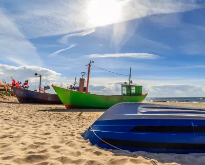 Fischerboote am Strand von Miedzyzdroje in Misdroy, Polen