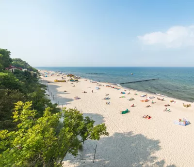 Luftaufnahme des Ostseestrandes bei Rewal im Sommer